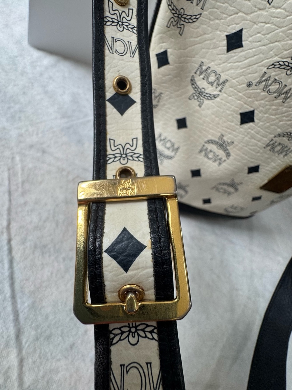 MCM Bucket Bag with drawstring - Picture 4 of 10
